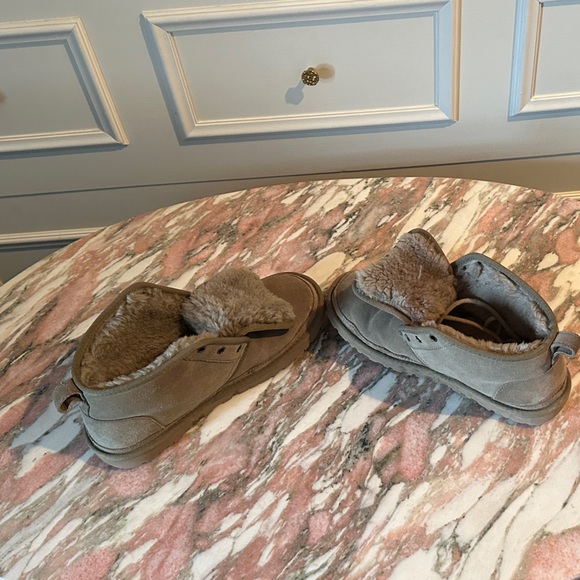 UGGS - Picture 14 of 16